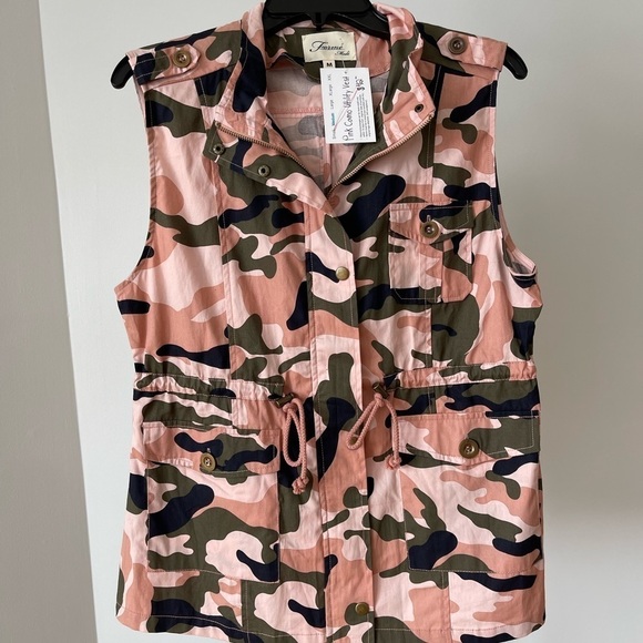 Forme' Mode' Pink Camo Utility Vest NWT in a size medium - Picture 2 of 12